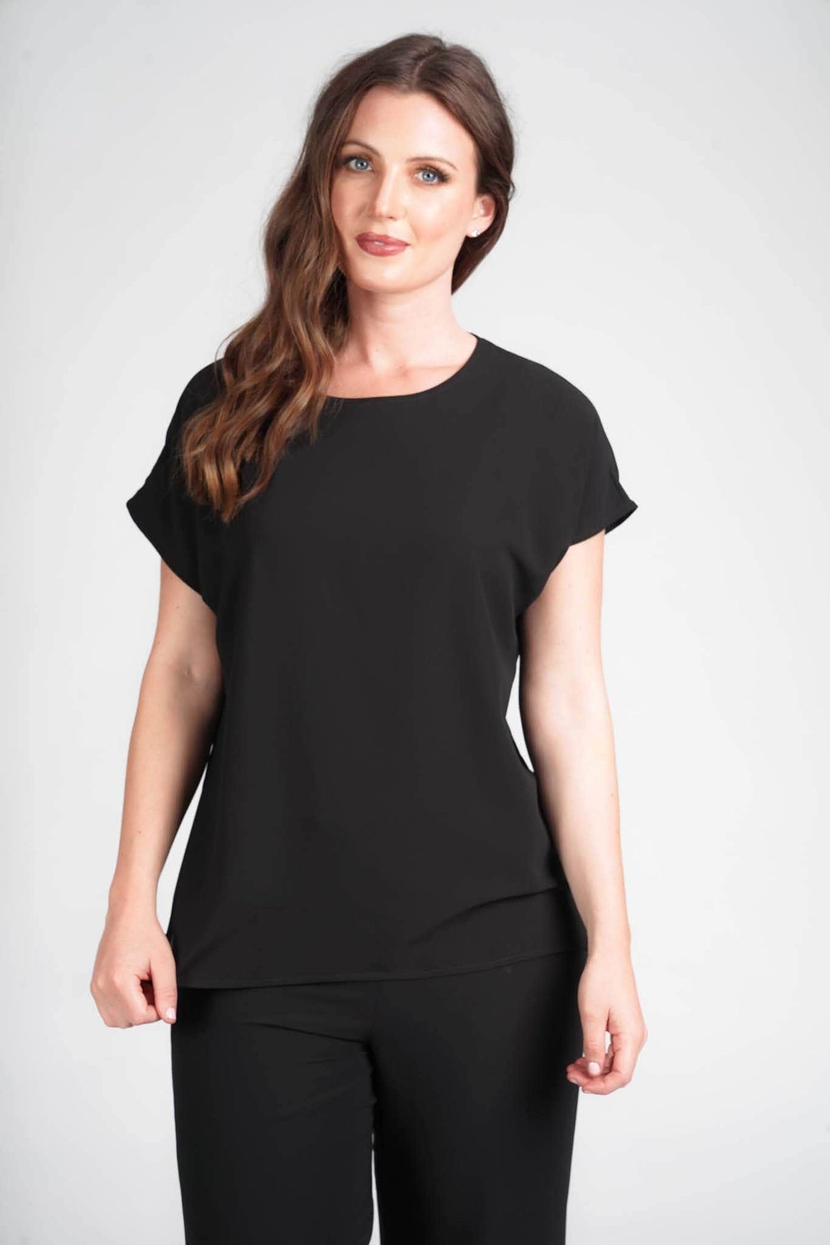 1P Top Side Slit T-Shirt with Necklace