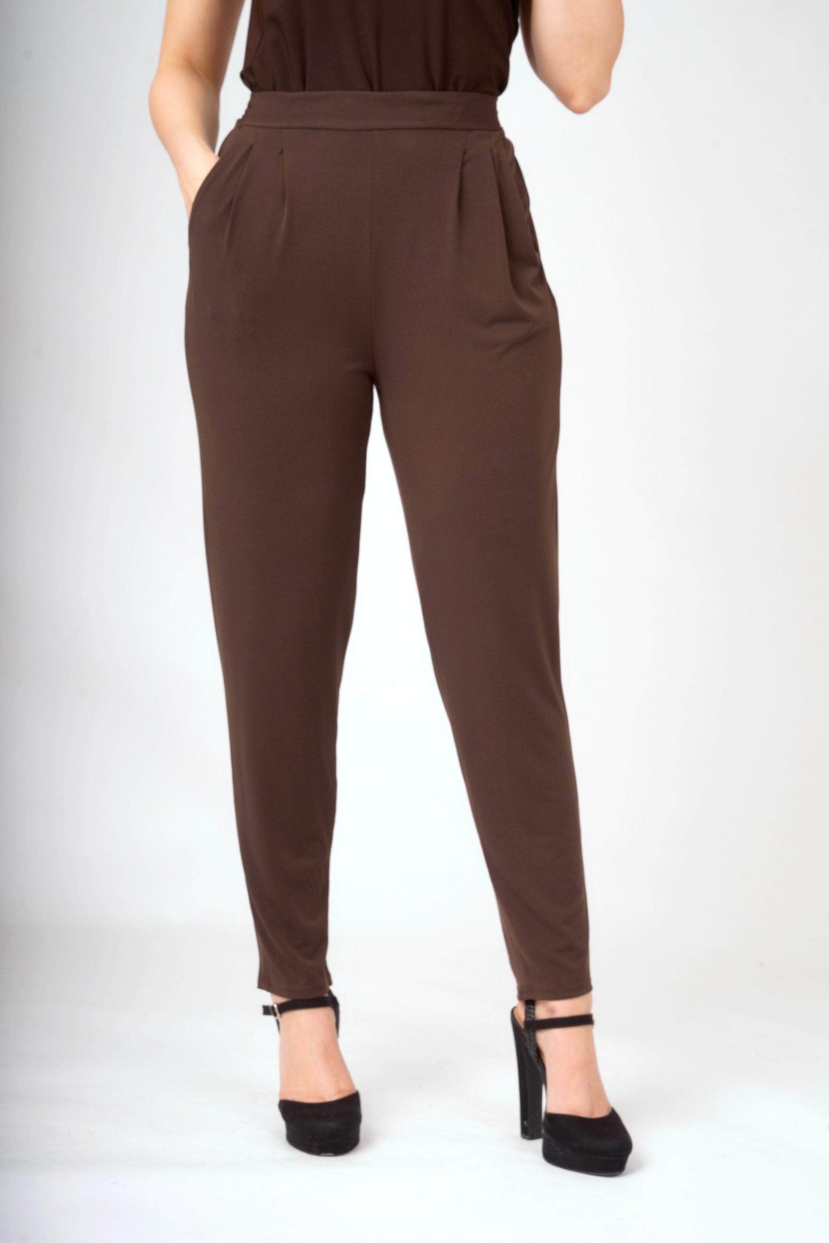 R2 Trousers Brown / UK: 12 - EU: 38 - US: S Essential Tapered Trousers with Pockets