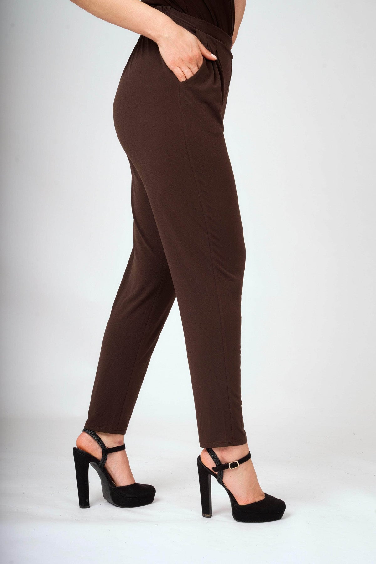 R2 Trousers Essential Tapered Trousers with Pockets