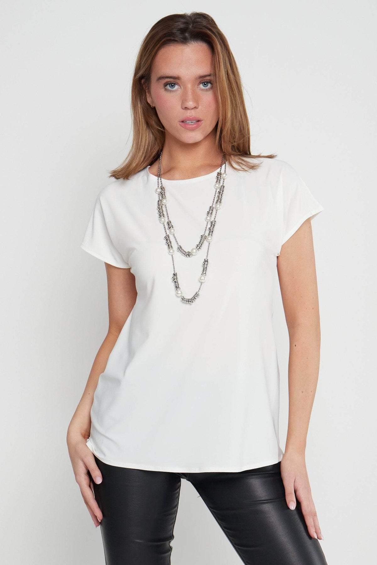 Saloos Top Cream / 12 Essential Extended-Shoulder Top with Necklace