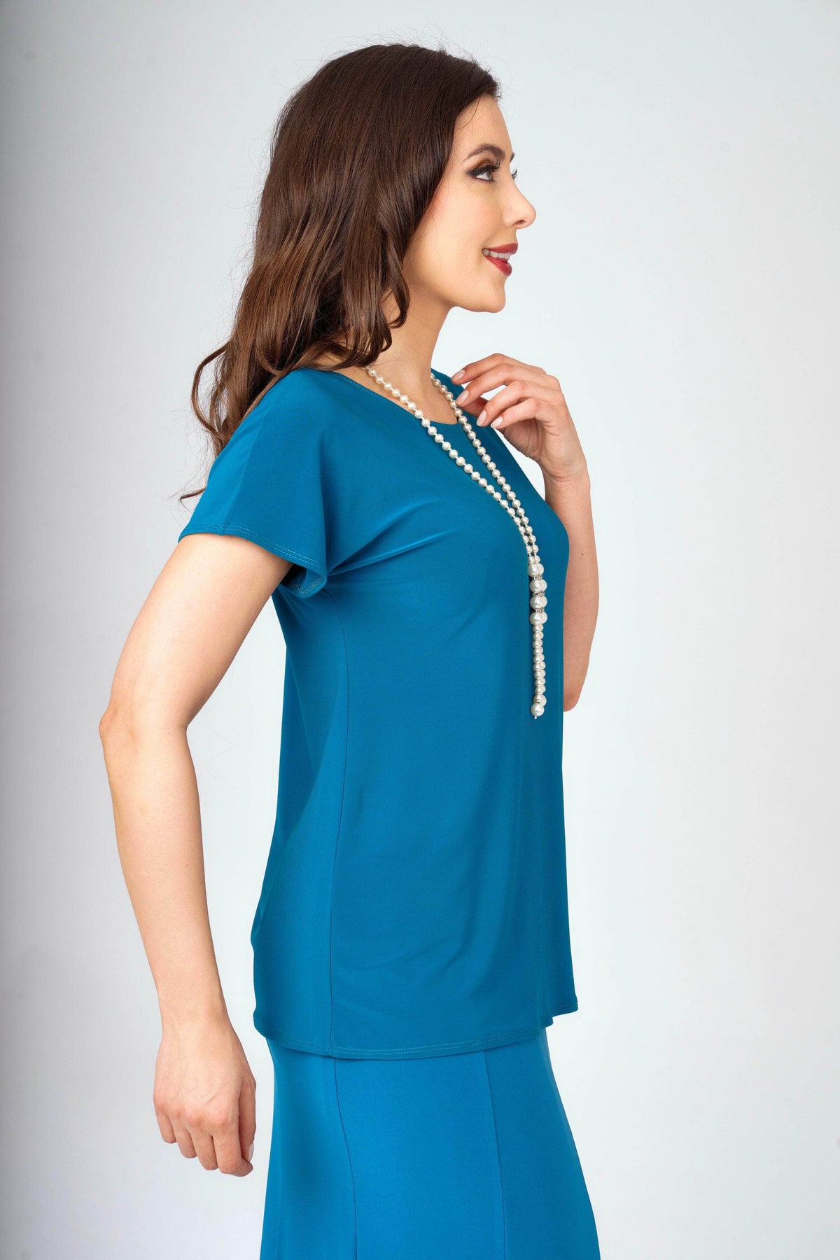 T1 Top Essential Extended-Shoulder Top with Necklace
